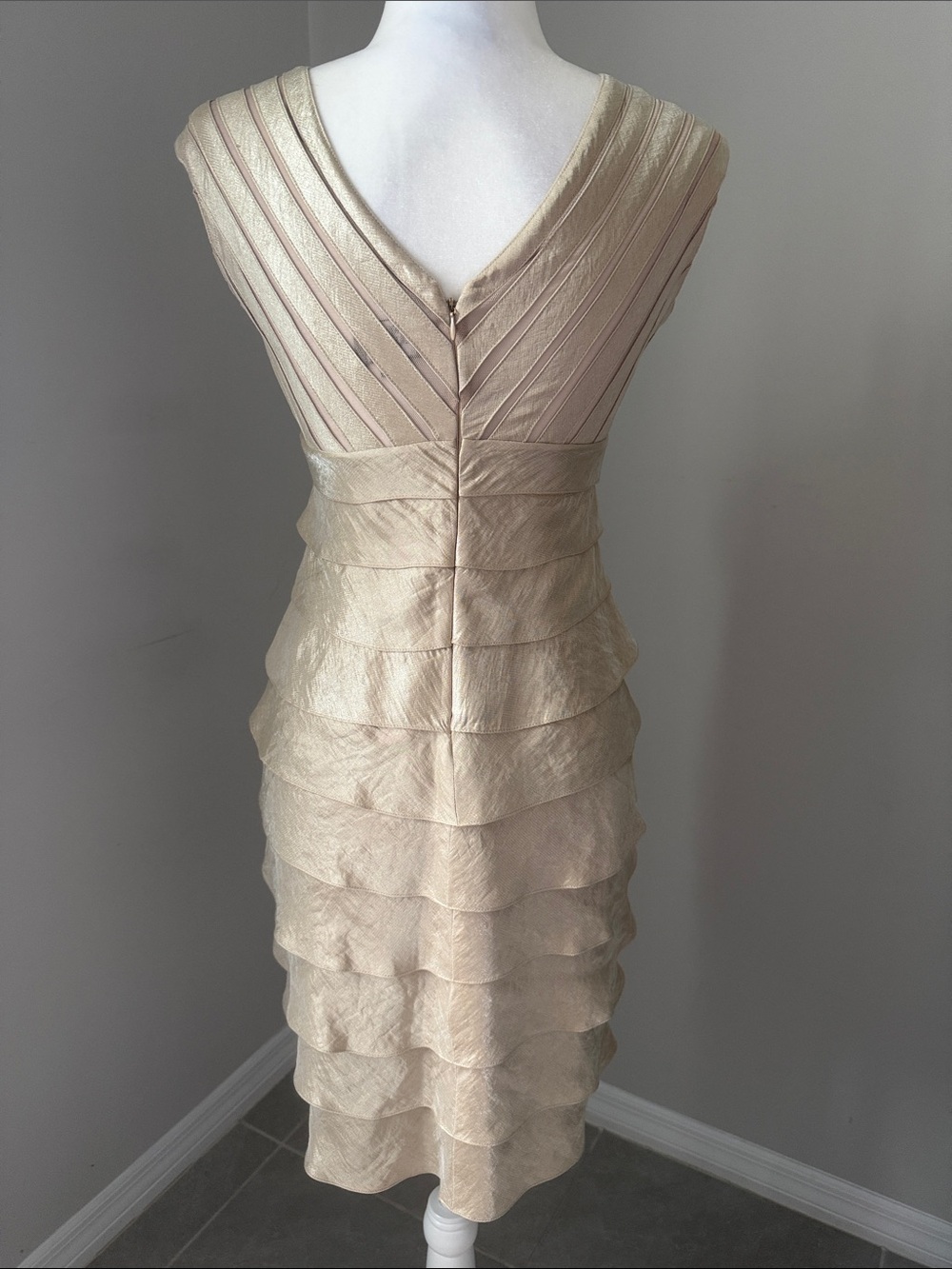ADRIANNA PAPELL Champagne Layered V-Neck Cocktail Dress 4P - Picture 6 of 16